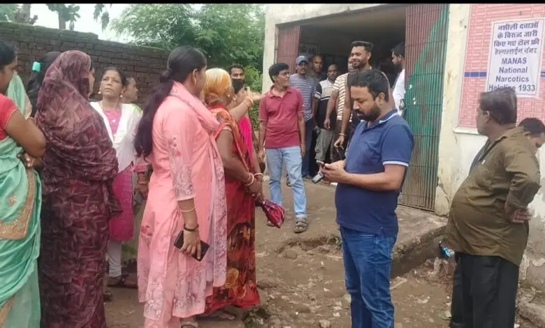 भाजपा पार्षद और स्थानीय महिलाओं ने रामपुर स्थित शराब दुकान को अन्यत्र विस्थापित करने किया प्रदर्शन