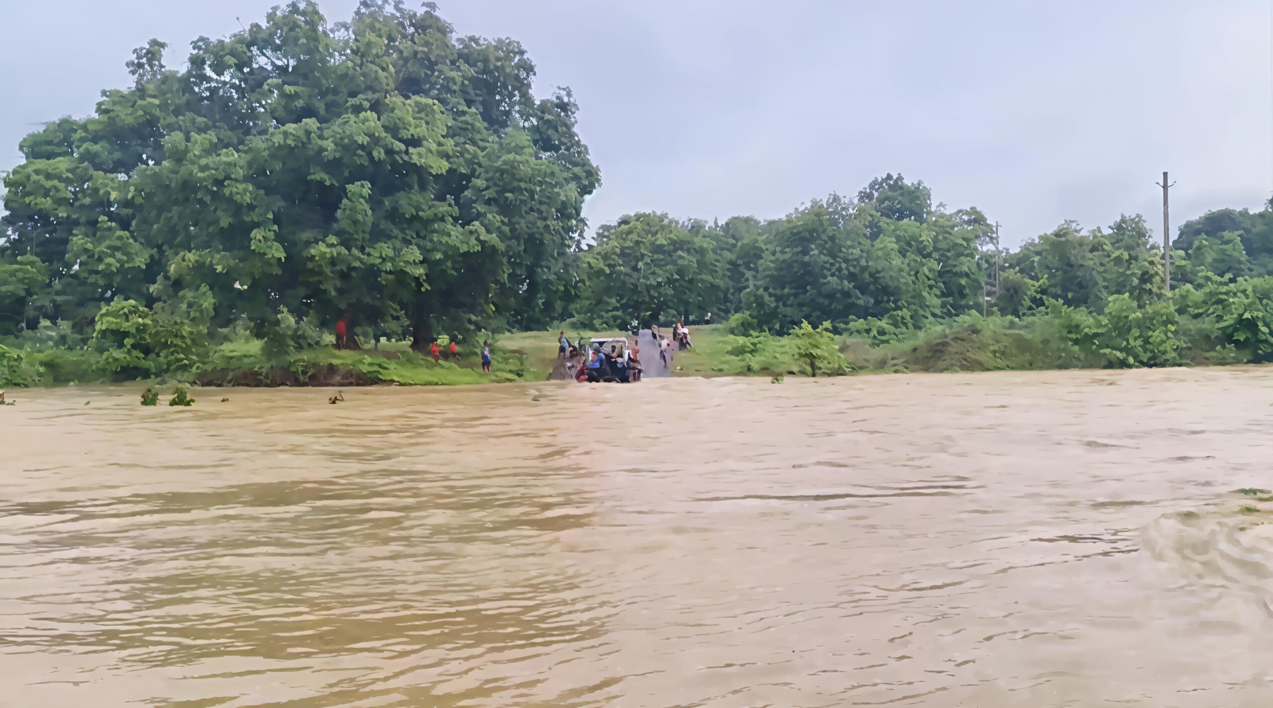 कोरबा जिले के करतला ब्लॉक स्थित घिनारा नाला उफान पर,आवाजाही पूरी तरह बंद