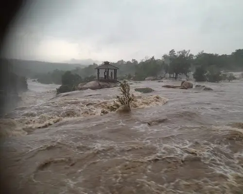 Korba: देवप्रहरी वॉटरफॉल में बढ़ा जलस्तर, 5 पर्यटक फंसे; रेस्क्यू टीम ने बचाया