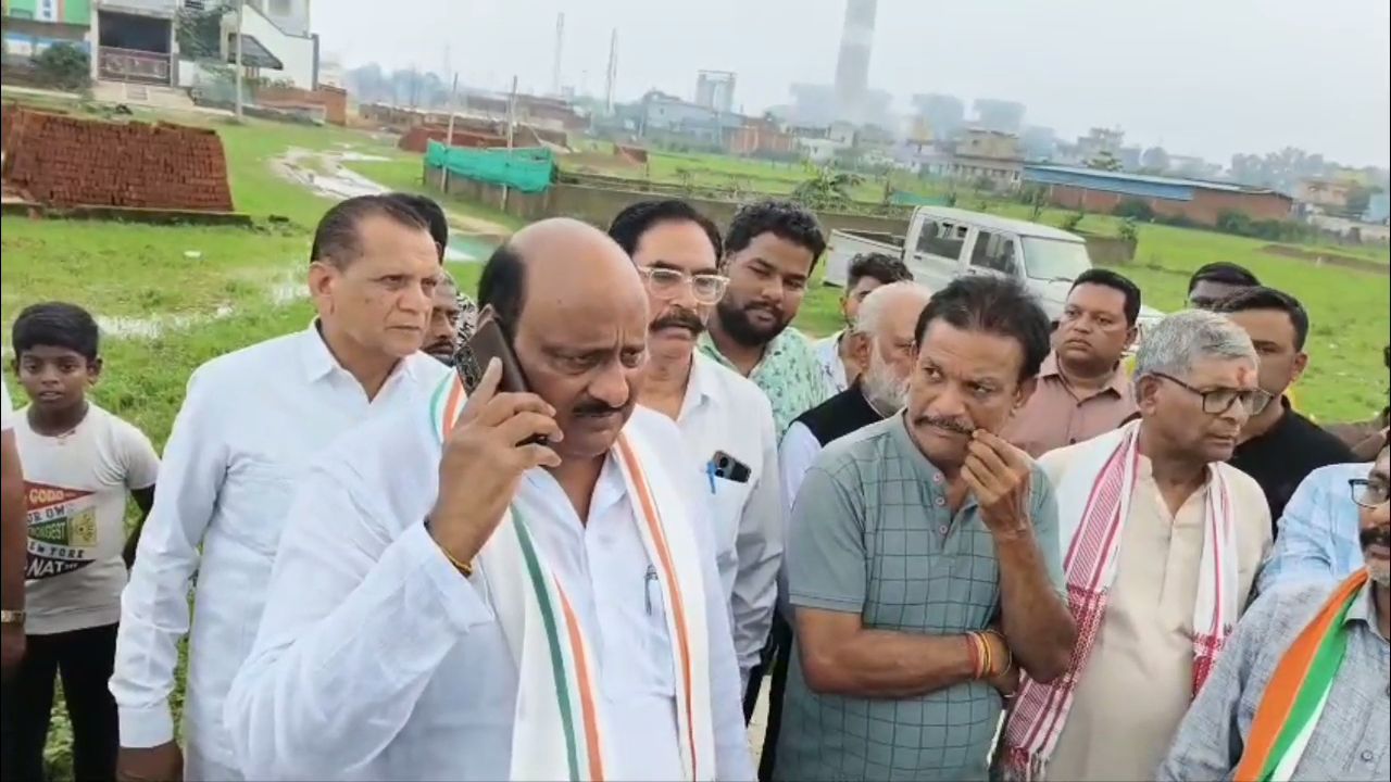 पूर्व मंत्री जयसिंह अग्रवाल बालको क्षेत्र के जल भराव से प्रभावित बस्ती वासियों से भेंट मुलाकात कर उनकी समस्याओं से अवगत हुए