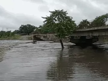 कोरबा: दोस्तों के साथ घूमने गया युवक नदी में बहा, रेस्क्यू ऑपरेशन जारी; घिनारा नाला का जलस्तर बढ़ने से कई गांवों का संपर्क टूटा