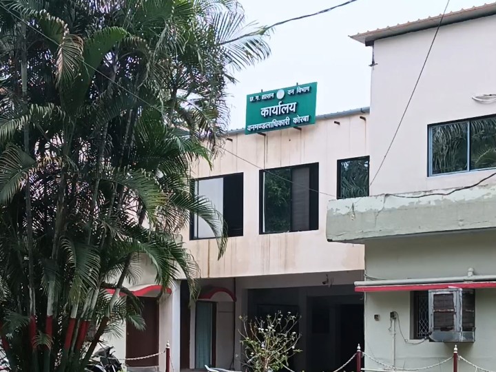 वन विभाग की टीम पर हमला: डिप्टी रेंजर और महिला कर्मी से मारपीट, बाप-बेटा गिरफ्तार