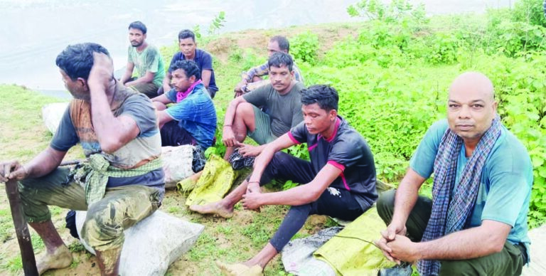 गेवरा माइंस से कोयला चोरी करते आठ लोग चढ़े सीआईएसएफ के हत्थे खनन सामाग्री के साथ मिली चार साइकिलें