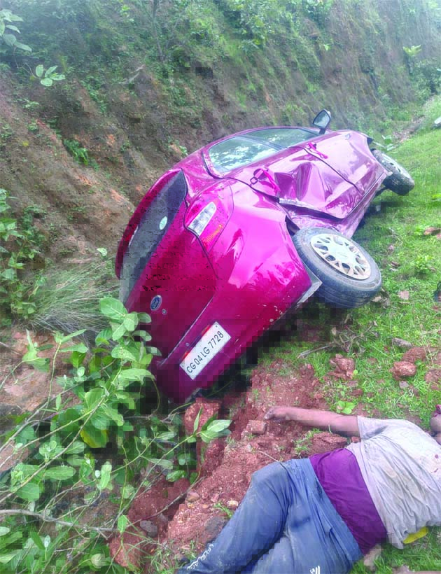 कोरबा सड़क हादसा : नेशनल हाइवे 130 में दो लोगों की दर्दनाक मौत। नेशनल हाइवे 130 पर मोरगा में हुए हादसे में कल शुक्रवार को दो लोगों की दर्दनाक मौत हो गई। ये हाइवे के किनारे एक वाहन का सुधार करा रहे थे, तभी कार ने चपेट में ले लिया। मृतकों की पहचान कर ली गई। झारखंड और उत्तरप्रदेश से उनके परिजन यहां पहुंच गए हैं। जिला मुख्यालय कोरबा से 90 किलोमीटर दूर यह हादसा मोरगा में हुआ, जो जिले का सीमांत क्षेत्र है