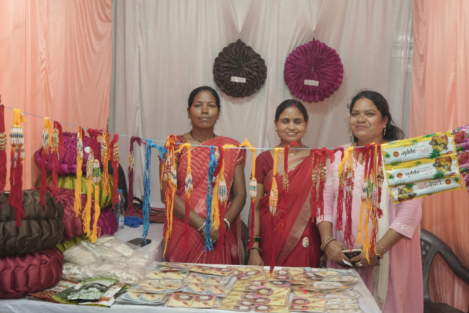 स्थानीय कला, संस्कृति और स्वावलंबन को बढ़ावा देने आकांक्षा हाट का आयोजन सियान सदन में महिला समूह द्वारा निर्मित वस्तुओं का उठा सकते हैं लाभ