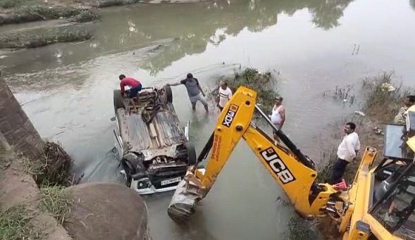 छत्तीसगढ़: ड्राइवर को झपकी आने से नाले में गिरी कार, भाजयुमो मंडल अध्यक्ष समेत 2 की मौत