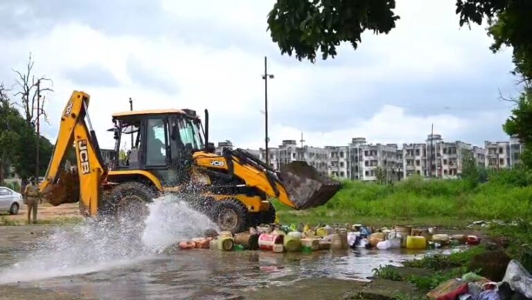 वर्षों से जप्त किए गए अवैध शराब का जखीरा किया नष्ट