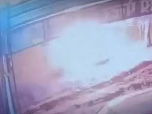छत्तीसगढ़ चाय ठेले में गैस सिलेंडर फटा, जान बचाकर भागा दुकानदार