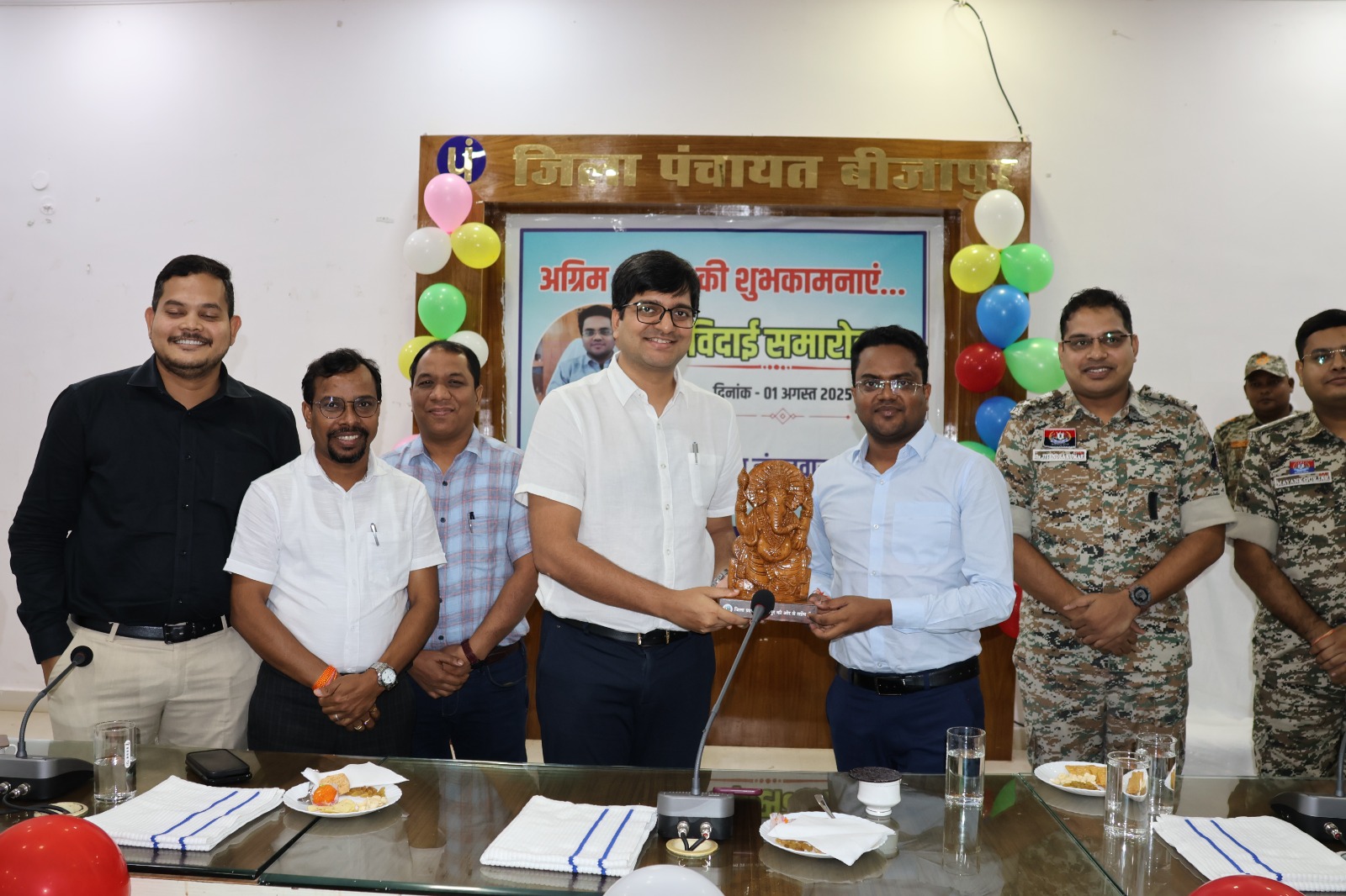 जिला सीईओ हेमंत रमेश नंदनवार को दी आत्मीय विदाई।