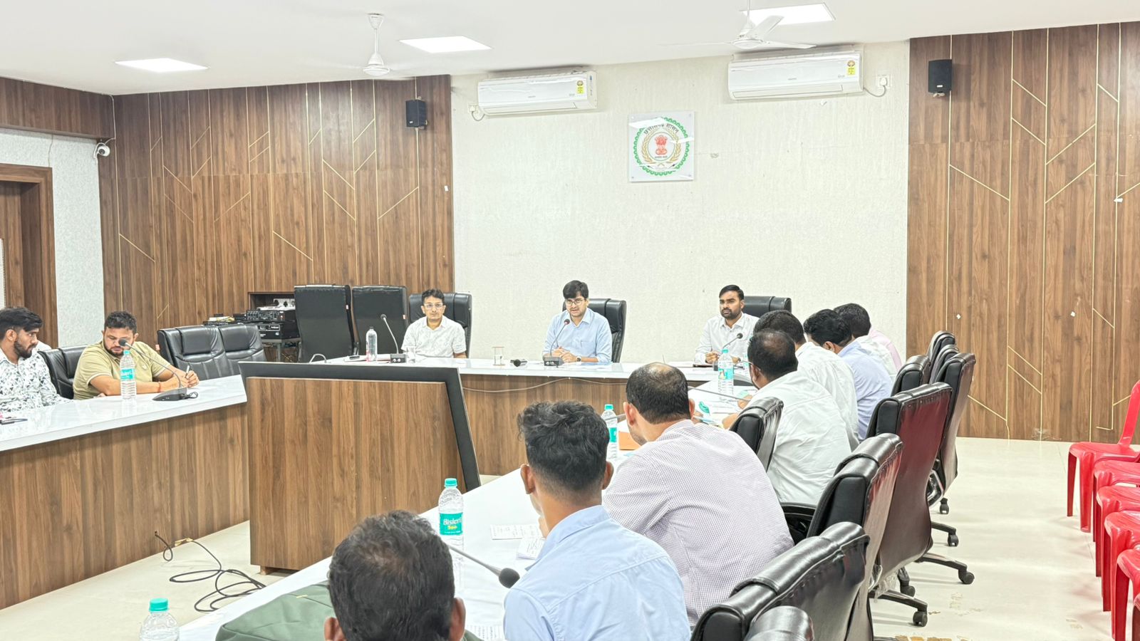 कलेक्टर ने आदिवासी छात्रावासों की व्यवस्थाओं को लेकर जताई सख्ती, साफ-सफाई और स्वास्थ्य परीक्षण को दी प्राथमिकता।