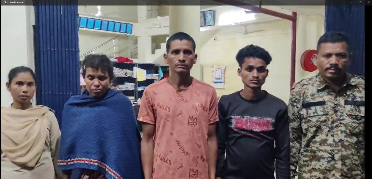 बोड़ला और पुसनार के जंगलों से तीन माओवादी गिरफ्तार, प्रचार सामग्री और प्रिंटर जब्त।