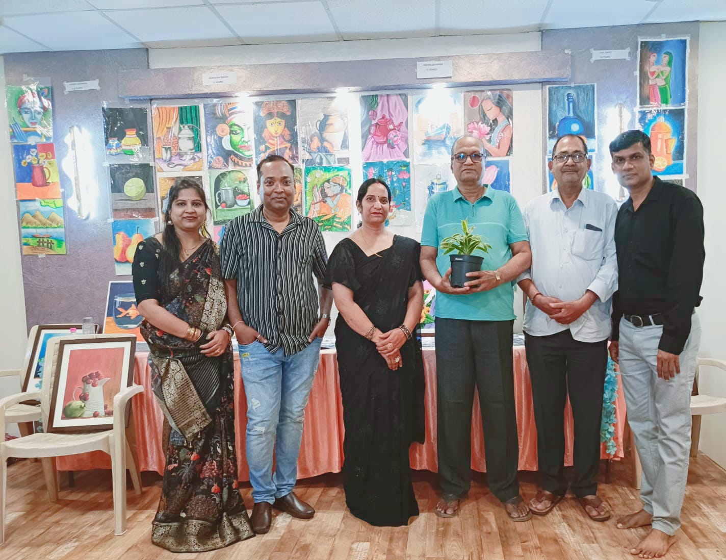 यूनिहोम्स में पेंटिंग्स की भव्य प्रदर्शनी लगाई गई