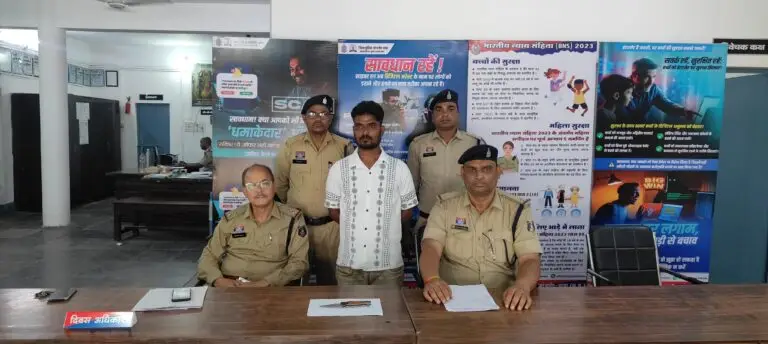 जांजगीर-चांपा : टनदार चाकू की नोक से मारने के लिए डराने, धमकाने वाला आरोपी को चंदे घंटे में किया गिरफ्तार चांपा पुलिस की त्वरित कार्यवाही