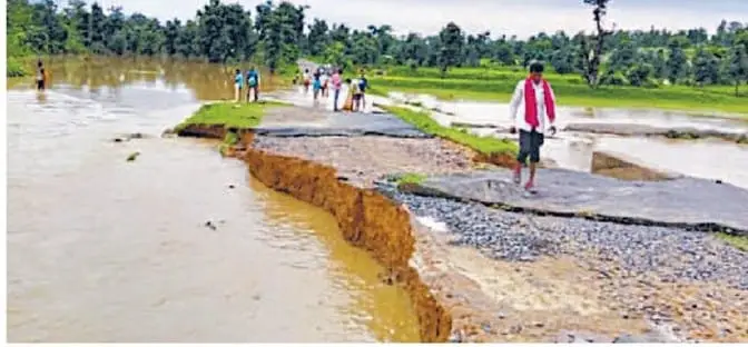 भारी बारिश से पुल व सड़क क्षतिग्रस्त, आवागमन में परेशानी, दुर्घटना की बनी हुई है आशंका, 15 किलोमीटर लंबी दूरी तय कर पड़ रहा आना जाना