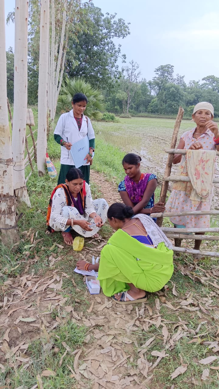 स्वास्थ्य कर्मियों की टीम ने बदली रणनीति, गांव से खेतों तक पहुंचकर कर रहे ग्रामीणों की जांच।
