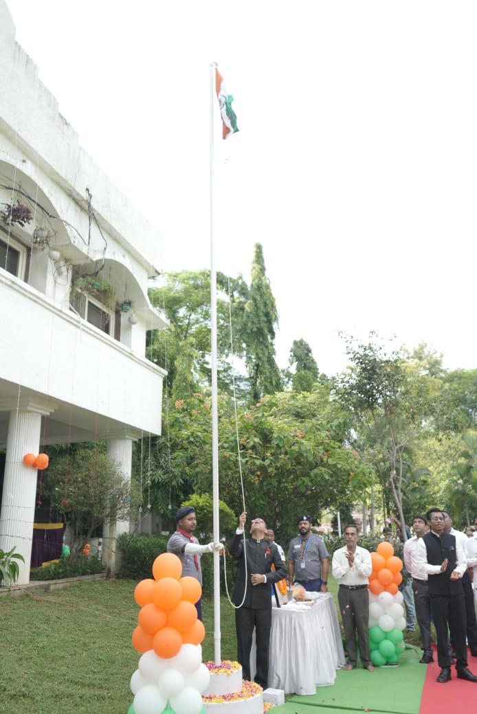 कलेक्टर अजीत वसंत ने कलेक्ट्रेट परिसर में किया ध्वजारोहण