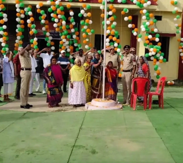 सर्वमंगला चौकी में वृद्ध महिला ने फहराया तिरंगा,इससे पूर्व संध्या में चौकी को लाइटों से सजाया गया