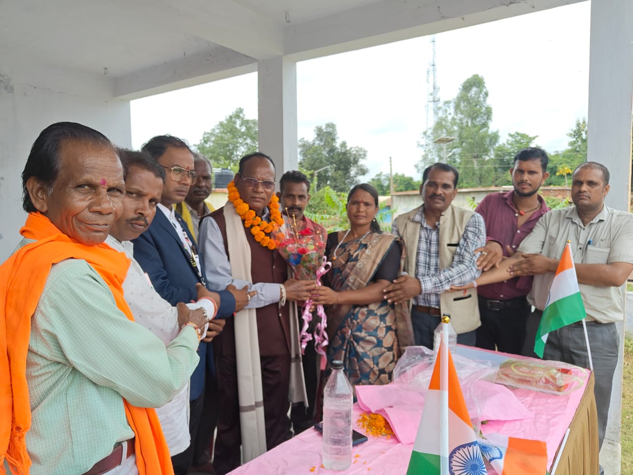 बजरंग चौक रेंकी में भूस्थापित कोयला कर्मचारी एसोसिएशन के तत्वावधान में किया गया ध्वजारोहण