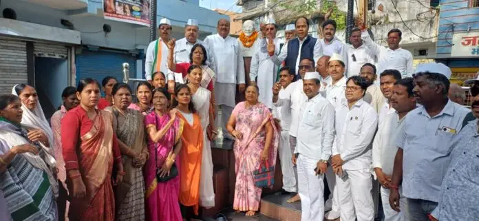 कोरबा – गांधी चौक कोरबा में पूर्व मंत्री जयसिंह अग्रवाल ने भारतमाता, राष्ट्रपिता महात्मा गांधी, डॉ.भीमराव अंबेडकर एवं सरस्वती देवी के तैल चित्र के समक्ष पूजा अर्चना