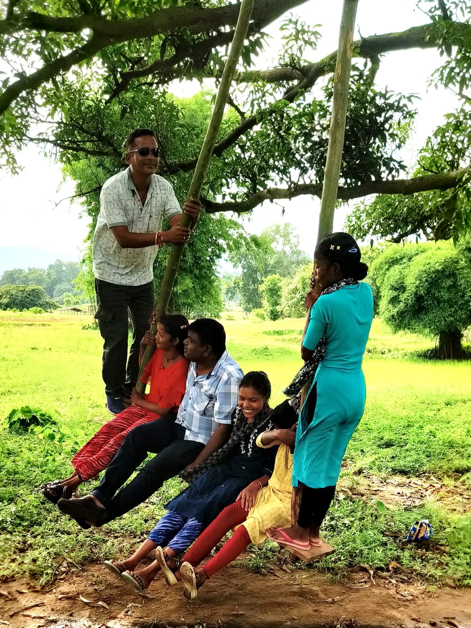 दुरुस्त अंचल मे पहाड़ों के बीच बसा ग्राम सुरका ब्लॉक पाली जिला कोरबा मे कृष्ण जन्माष्टमी के त्यौहार अनोखे परंपरागत तरीके से मनाया जाता है ,