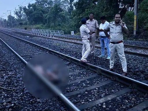 मालगाड़ी के नीचे आने से अज्ञात युवक की हुई मृत्यु-3 टुकड़ों में मिली लाश