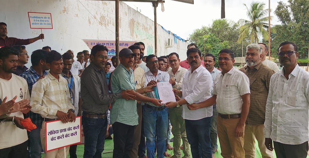 आंदोलनरत एनएचएम कर्मियों को विधायक विक्रम मंडावी का मिला खुला समर्थन।