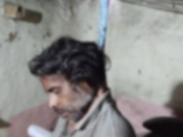 कोरबा: पेंटर ने फांसी लगाकर की खुदकुशी, 12 साल पहले पत्नी ने छोड़ा, बेटी को अकेले पाला; आर्थिक तंगी से नहीं करा पाया इलाज कोरबा के मानिकपुर चौकी क्षेत्र में एक 45 वर्षीय पेंटर राकेश चौहान ने अपने घर पर लोहे के एंगल में साड़ी से फांसी लगाकर आत्महत्या कर ली। गुरुवार रात खाना खाने के बाद वह अपने कमरे में सोने चला गया था। शुक्रवार सुबह परिजनों ने उसे फांसी के फंदे पर लटका हुआ पाया