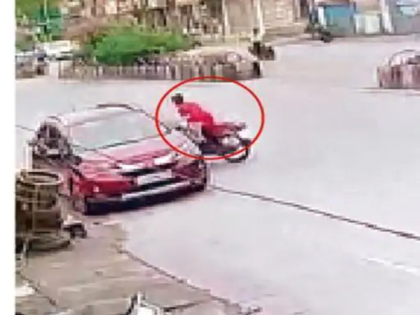 बाइक चलाते समय युवक को आया अटैक, मौके पर मौत, जिले में एक अजीब तरह की घटना सामने आई है। दरअसल, दोपहर को चलती बाइक पर युवक अचानक गिर पड़ा। उसे गंभीर हालत में अस्पताल ले जाया गया, जहां डॉक्टरों ने जांच के बाद उसे मृत घोषित कर दिया। डॉक्टर ने मौत की वजह हादसा नहीं, बल्कि हार्ट अटैक बताया है। घटना सरगुजा जिले के गांधीनगर थाना क्षेत्र का है।