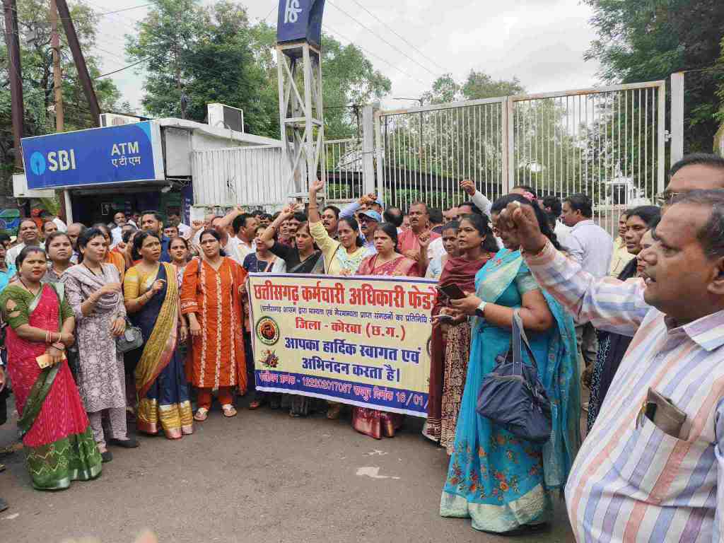 कलम बंद, काम बंद कर हड़ताल पर गए सब बड़े बाबू, 11 सूत्रीय मांग लेकर तानसेन चौक में धरने पर बैठे, टेबल कुर्सियां खाली