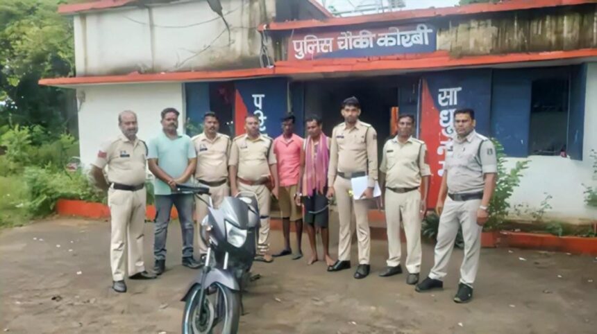 राशन लेने गई महिला से बॉयफ्रेंड और उसके दोस्तों ने किया सामूहिक दुष्कर्म, फिर गला घोंटकर नाले में फेंक दी लाश जिले से दिल दहला देने वाला मामला सामने आया है, यहां राशन लेने गई महिला से गैंगरेप कर उसकी हत्या कर दी गई। वारदात के बाद लाश को बोरी में भरकर नाले में फेंक दिया। पुलिस ने महिला के बॉयफ्रेंड और उसके दोस्त को गिरफ्तार किया है। जबकि एक आरोपी अब भी फरार है। यह मामला कोरबी पुलिस चौकी क्षेत्र का है