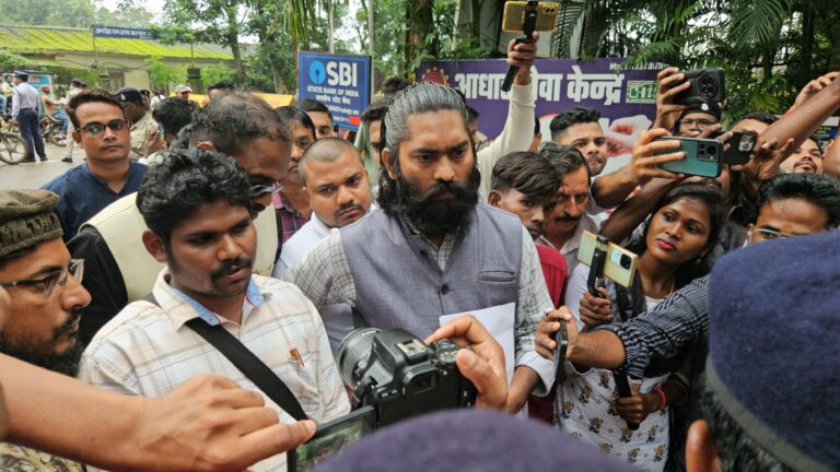 जशपुर में कलम तोड़ने की साजिश : जनसंपर्क अधिकारी पर गंभीर आरोप, कलेक्टर मौन