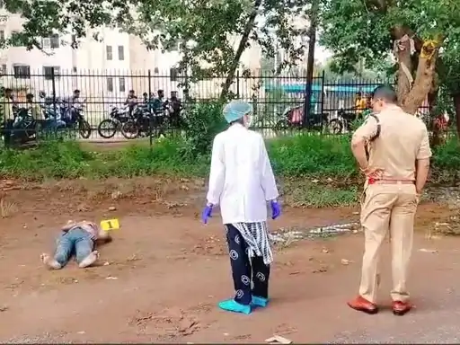 रायपुर: कॉलेज ग्राउंड में मिली लाश, हत्या की आशंका, मचा हड़कंप, जांच में जुटी फॉरेंसिक टीम