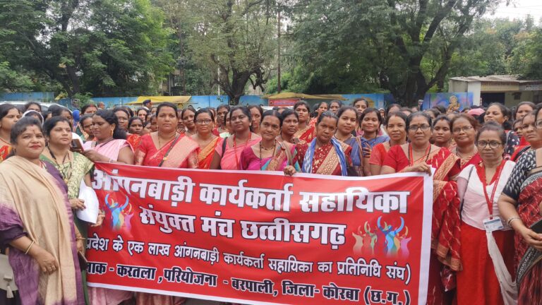 आंगनबाड़ी कर्मियों ने कहा-काम सरकारी कर्मी की तरह ले रहे तो दर्जा भी सरकारी दें, 