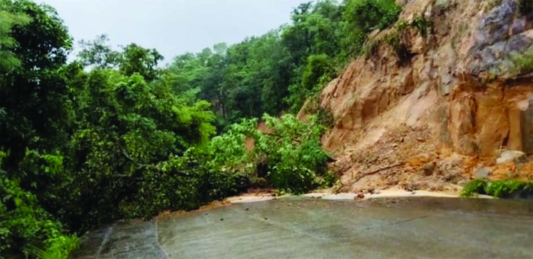 पहाड़ से टूटकर चट्टानों का हिस्सा सडक़ पर गिरा