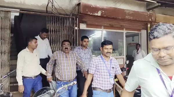 रिश्वत लेते पटवारी संघ का जिलाध्यक्ष गिरफ्तार, किसान से मांगे थे 9 हजार रुपए घूस