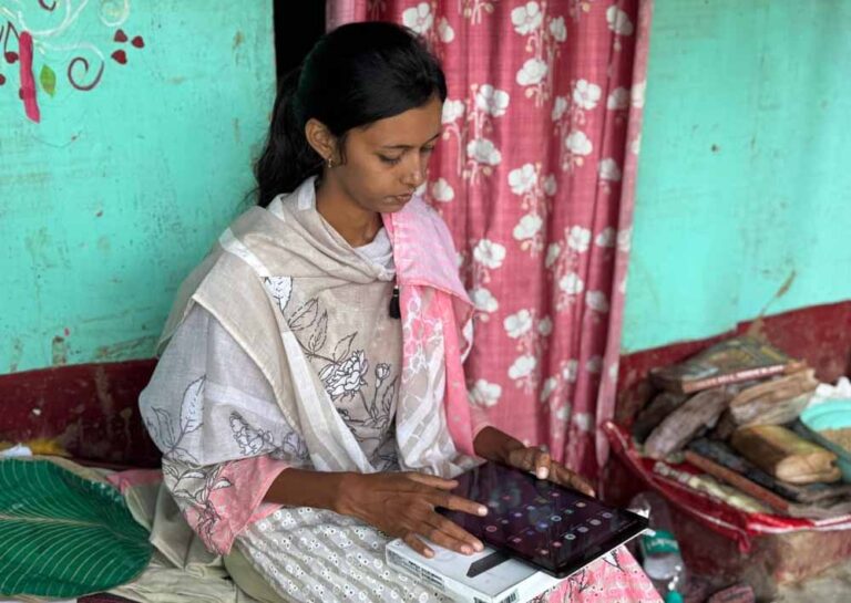 रायपुर: बाढ़ में गईं किताबें और टेबलेट खराब, फिर भी नहीं रुकी पूनम की पढ़ाई