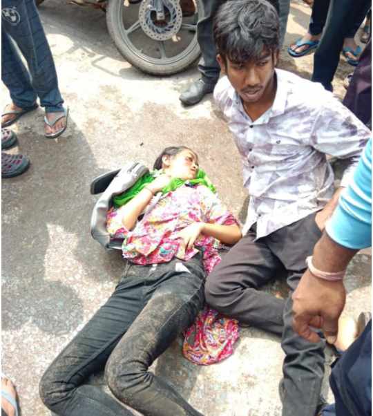 ट्रैक्टर की चपेट में आने से कॉलेज छात्रा की मौत,छात्र गंभीर रूप से घायल