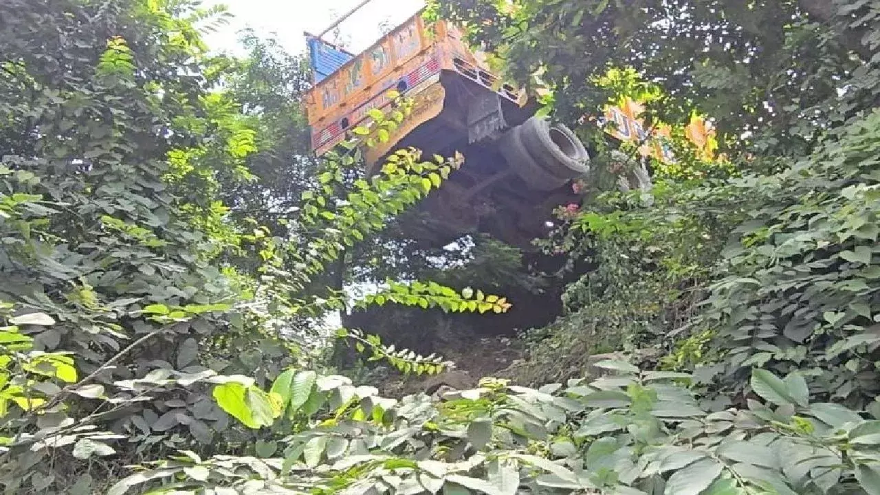 केशकाल घाट में पेड़ से लटका ट्रक, बड़ी दुर्घटना टली