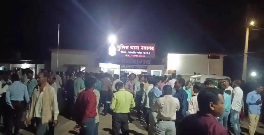 धर्मांतरण के आरोप में 2 लोग हिरासत में, थाने का घेराव कर ग्रामीणों ने की रिहाई की मांग