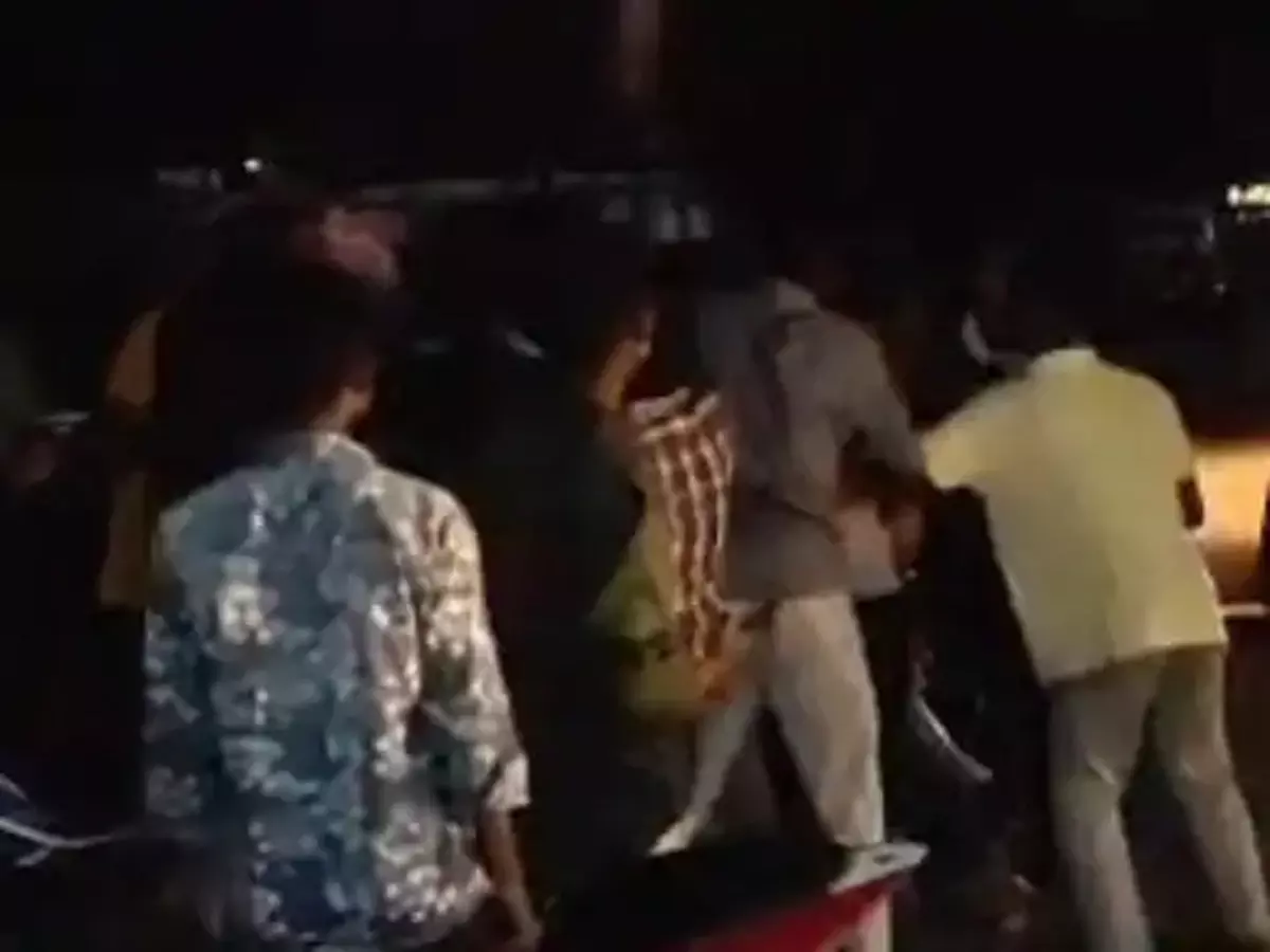 पेचकस से 2 लड़कों पर हमला, हिंसक घटना के चलते मोहल्ले में सनसनी