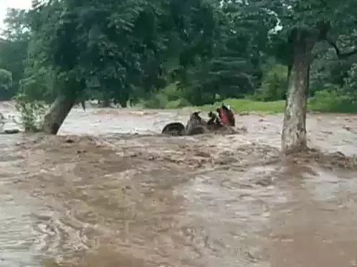 काम के दौरान हादसा: बाढ़ में बहे 7 मजदूर, प्रशासन पर उठे सवाल