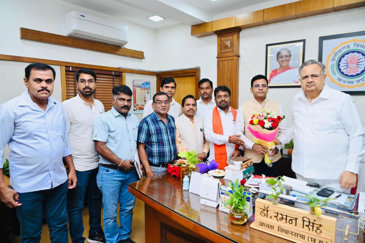 विधानसभा अध्यक्ष डॉ.रमन सिंह से मिले हरदीबाजार भू-अधिकार संघर्ष समिति के सदस्य