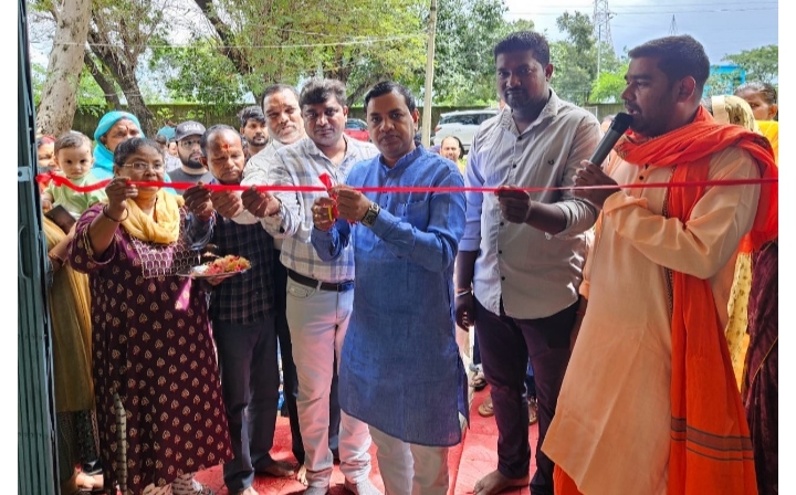 16 लाख 69 हजार रुपये की लागत से निर्मित शासकीय प्राथमिक शाला पीपरपारा (कोहड़िया) के नवीन भवन का लोकार्पण पार्षद नरेन्द्र देवांगन ने किया