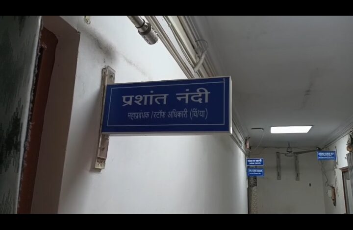 कुसमुंडा खदान : तेरह साल पुरानी कबाड़ बस में ढोए जा रहे एसईसीएल कामगार, अंदर बरसती बारिश की धार