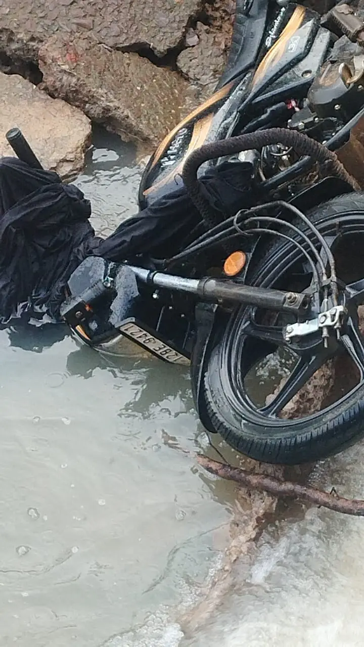 मुसलाधार पानी गिरने से दादरखुर्द के तालाब का मेड़ टूटा, रात मोटर साइकिल सवार गड्ढे में गिरा…