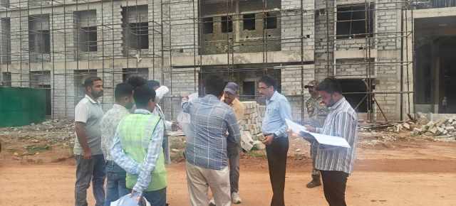 संभागायुक्त ने निर्माणाधीन मेडिकल कॉलेज,जिला अस्पताल एवं आईटी कोरबा में संचालित मेडिकल कॉलेज का किया निरीक्षण