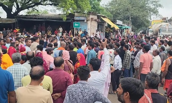 CG News: शराब पीने से 2 लोगों की मौत का मामला, आक्रोशित लोगों ने बिर्रा के चौक पर चक्काजाम किया