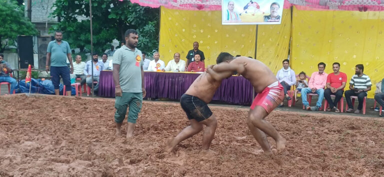 आयोजित विराट दंगल में पहलवानों ने दिखाया दम