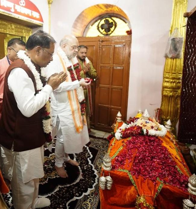 रायपुर : केंद्रीय गृह मंत्री श्री अमित शाह और मुख्यमंत्री श्री विष्णुदेव साय ने मां दंतेश्वरी की पूजा-अर्चना कर देश-प्रदेश की सुख-शांति, समृद्धि और खुशहाली का मांगा आशीर्वाद