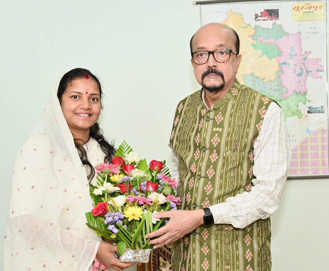 रायपुर : महिला एवं बाल विकास मंत्री श्रीमती लक्ष्मी राजवाड़े ने राज्यपाल श्री रमेन डेका से की सौजन्य भेंट